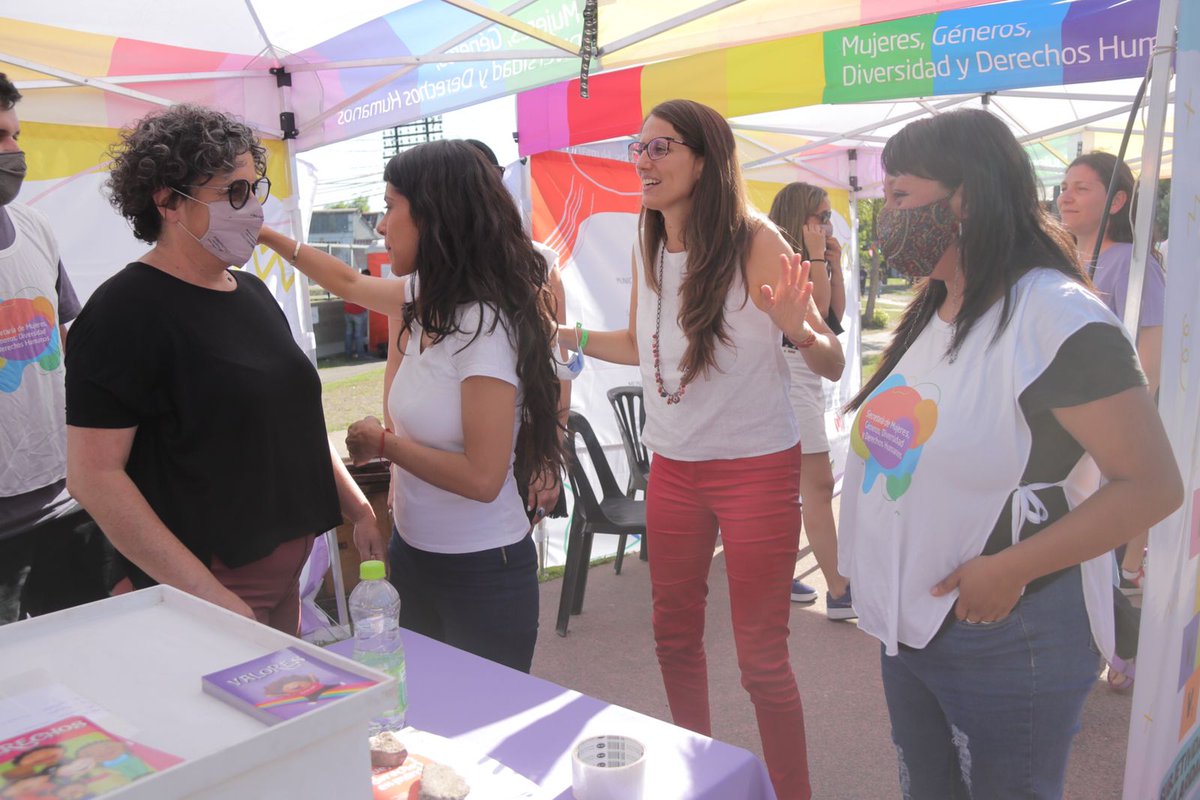 LetiGuerrero021's tweet photo. Esta iniciativa es llevada adelante en el marco del #25N y del mes del Orgullo, por la Secretaría de Mujeres, Géneros, Diversidad y DDHH del #MunicipioDeMorón , con el objetivo de acerca a las vecinxs del distrito a las políticas públicas para las mujeres y comunidad LGBTTI+. https://t.co/CUUYRsqN68