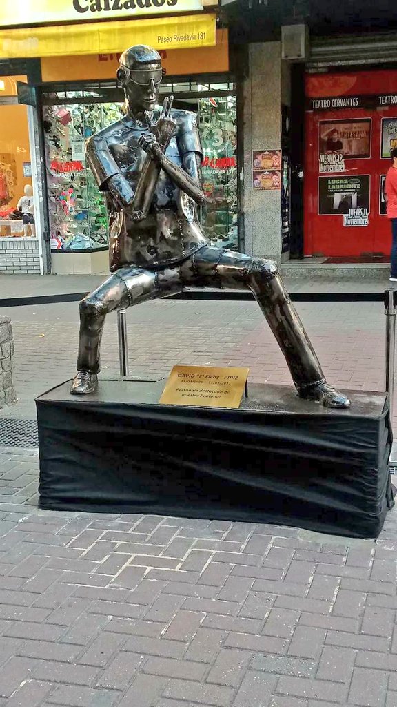 infodequilmes's tweet photo. Colocaron una estatua del #Fichy en la Peatonal de #Quilmes ❤️ #QEPD https://t.co/ARjmLzXzeJ