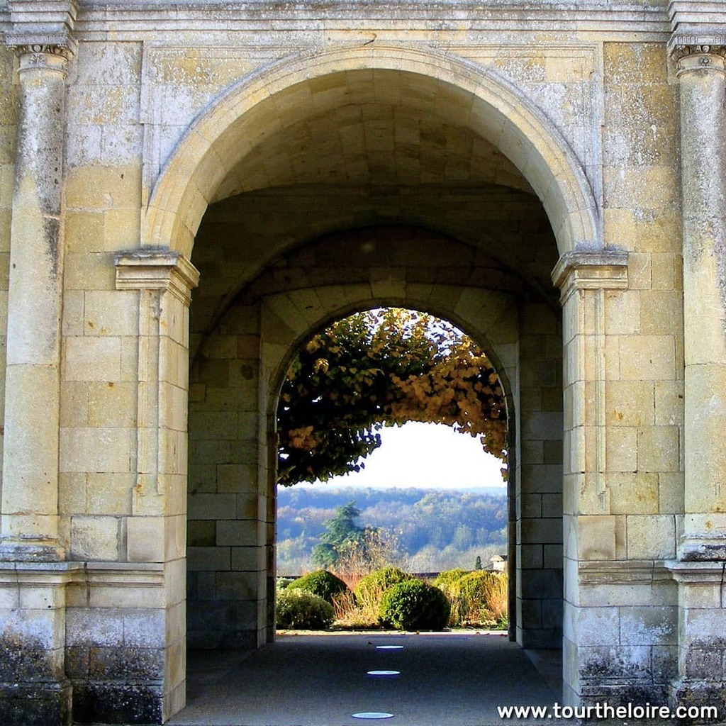 TravelLoire's tweet photo. When we're not working we walk with a group of locals. This photo was taken on Wednesday morning.
#autumn #arch #throughthearch #stonearch #stonearchitecture https://t.co/hCrXgCIYDw