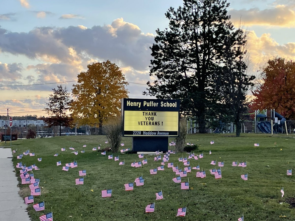 MrsWaszak's tweet photo. Happy Veterans Day from Henry Puffer School! ❤️🤍💙 #dg58pride #VeteransDay #VeteransDay2021 https://t.co/ZErs1zft7v
