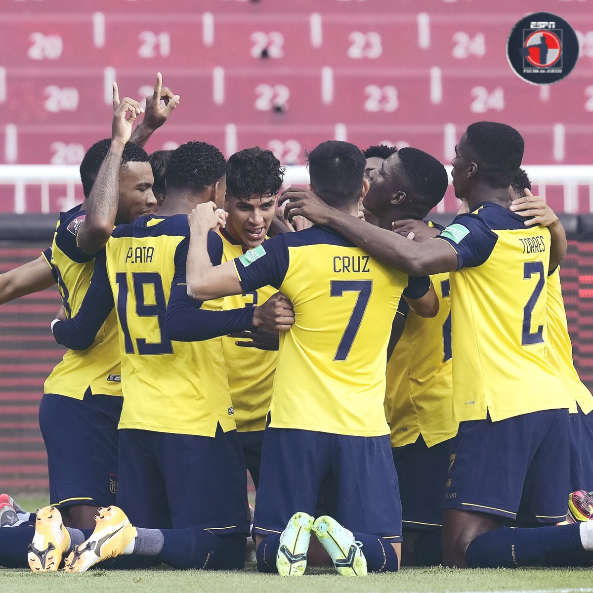 ESPN_FDJ's tweet photo. 🇪🇨 ¡Triunfo vital para Ecuador! 🇪🇨

⚽ La Tricolor venció 1-0 a Venezuela con gol de Hincapié y sigue soñando con #Qatar2022 

*Se ponen de momento en tercer lugar de la Eliminatoria Sudamericana con 20 puntos.

https://t.co/nxw93vGIEw https://t.co/YT8QAO1SCI