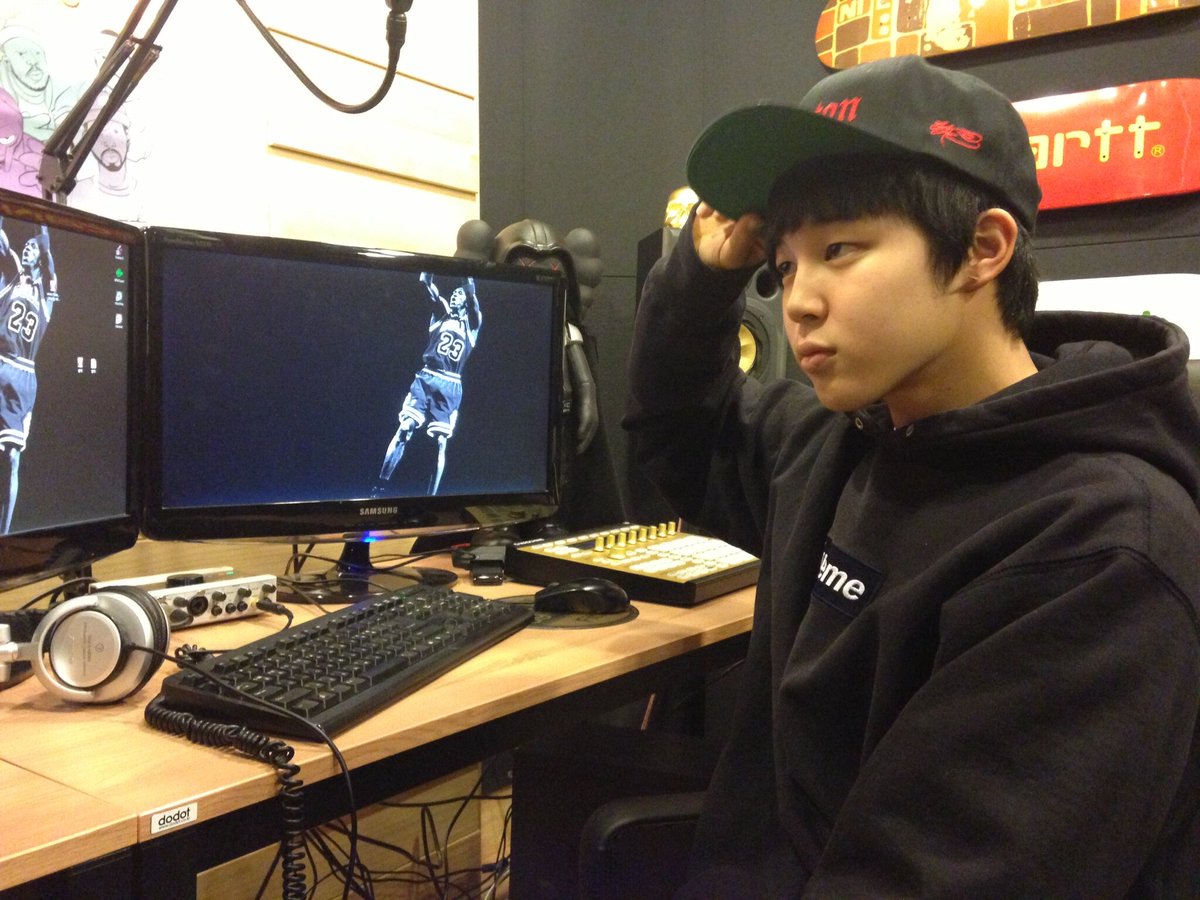 btsoultwt's tweet photo. Su tiny líder salió de su cueva rockstar para formar parte del #ヘビと毒𝚌𝚘𝚛𝚎 porque mis preciosas @SCHLAENGETWT están haciendo su muy especial y esperado #𝗦𝗖𝗛𝗟Æ𝗡𝗚𝗘DB ¡Muchas felicidades! https://t.co/8rrqJ3iJC8