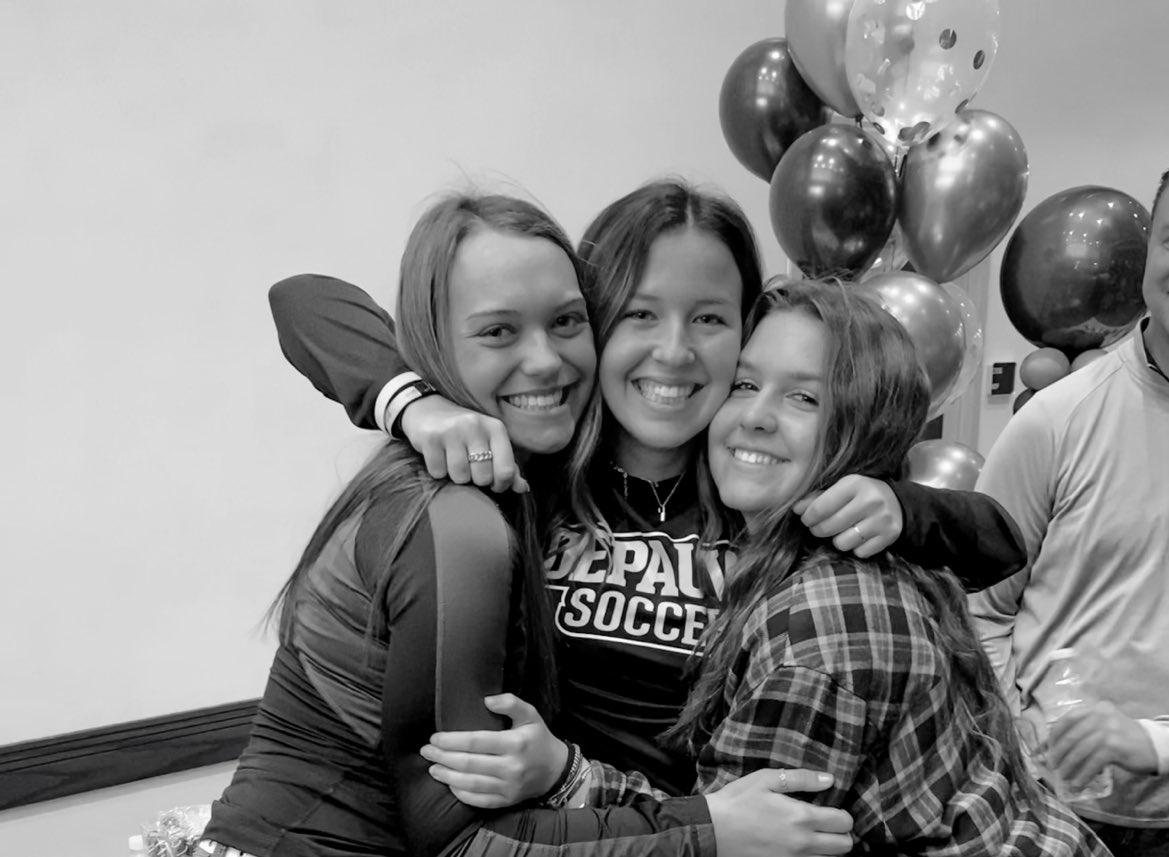 HappeMacy's tweet photo. officially official 🖤💛 @DePauwWsoccer https://t.co/TyNIcaCEwd
