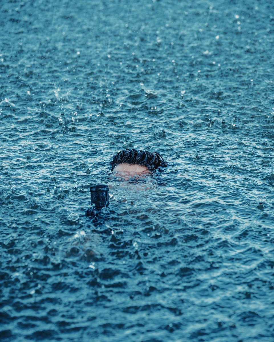 luansantana's tweet image. vazou eu me afogando no mar da vida. 😂