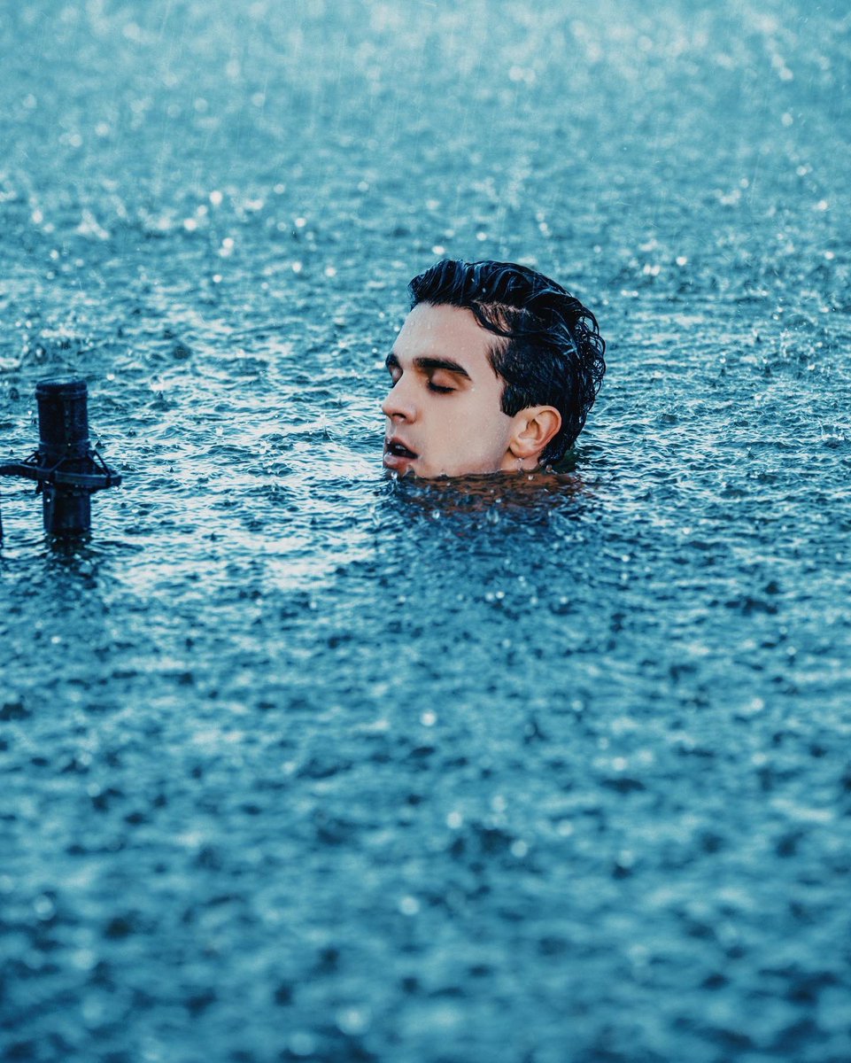 luansantana's tweet image. vazou eu me afogando no mar da vida. 😂