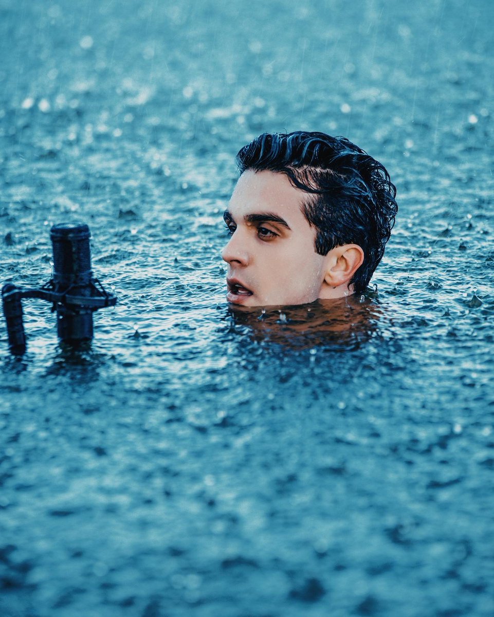 luansantana's tweet image. vazou eu me afogando no mar da vida. 😂