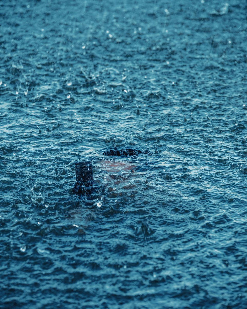 luansantana's tweet image. vazou eu me afogando no mar da vida. 😂