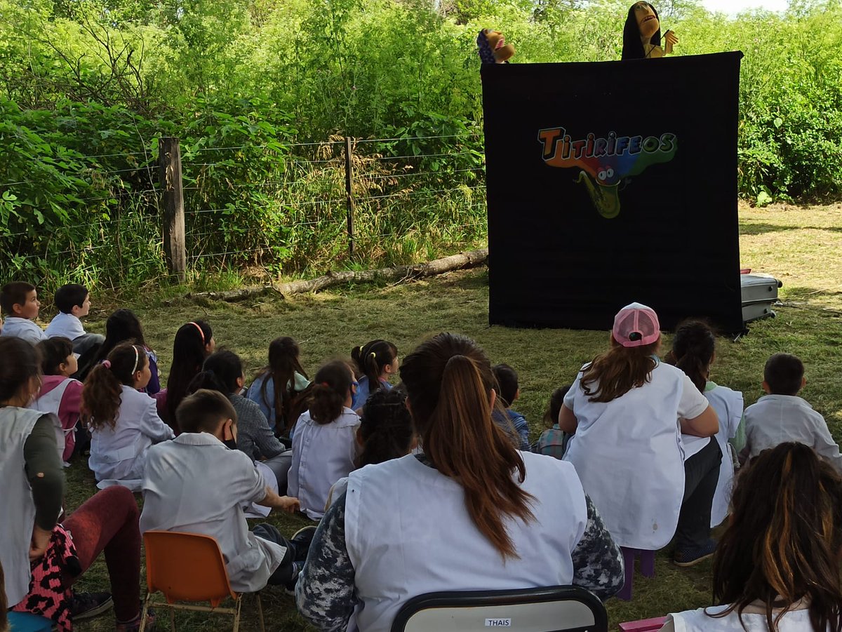 lriesgo's tweet photo. #AcompañarCultura | Seguimos acercando propuestas culturales y lúdicas a escuelas y jardines rurales.

Esta tarde niños y niñas de la Escuela N°8 y del Jardín N°1 de General Belgrano disfrutaron de una juegoteca y de los shows de los Titirifeos y de La Banda de las Corbatas. https://t.co/mlNWRubAzK