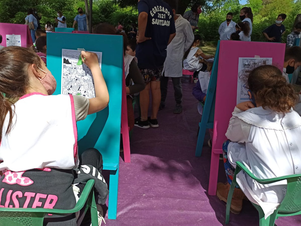 lriesgo's tweet photo. #AcompañarCultura | Seguimos acercando propuestas culturales y lúdicas a escuelas y jardines rurales.

Esta tarde niños y niñas de la Escuela N°8 y del Jardín N°1 de General Belgrano disfrutaron de una juegoteca y de los shows de los Titirifeos y de La Banda de las Corbatas. https://t.co/mlNWRubAzK