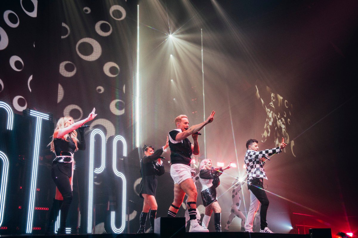 OfficialSteps's tweet photo. MANCHESTER!! What an incredible show, it’s so good to be back! Thank you for an epic night, we’re coming back for more tomorrow! 🙌 #WTFHTour https://t.co/eQZ6Yz7stj