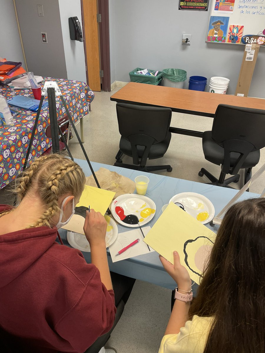 PR_SNHS's tweet photo. We had a Frida-inspired painting day today with Spanish Club/SNHS ¡qué creativos son nuestros estudiantes! #casaazul @museofridakahlo @SKochPR @SrtaGroat @SraLeePR https://t.co/6UnzjLFY4f