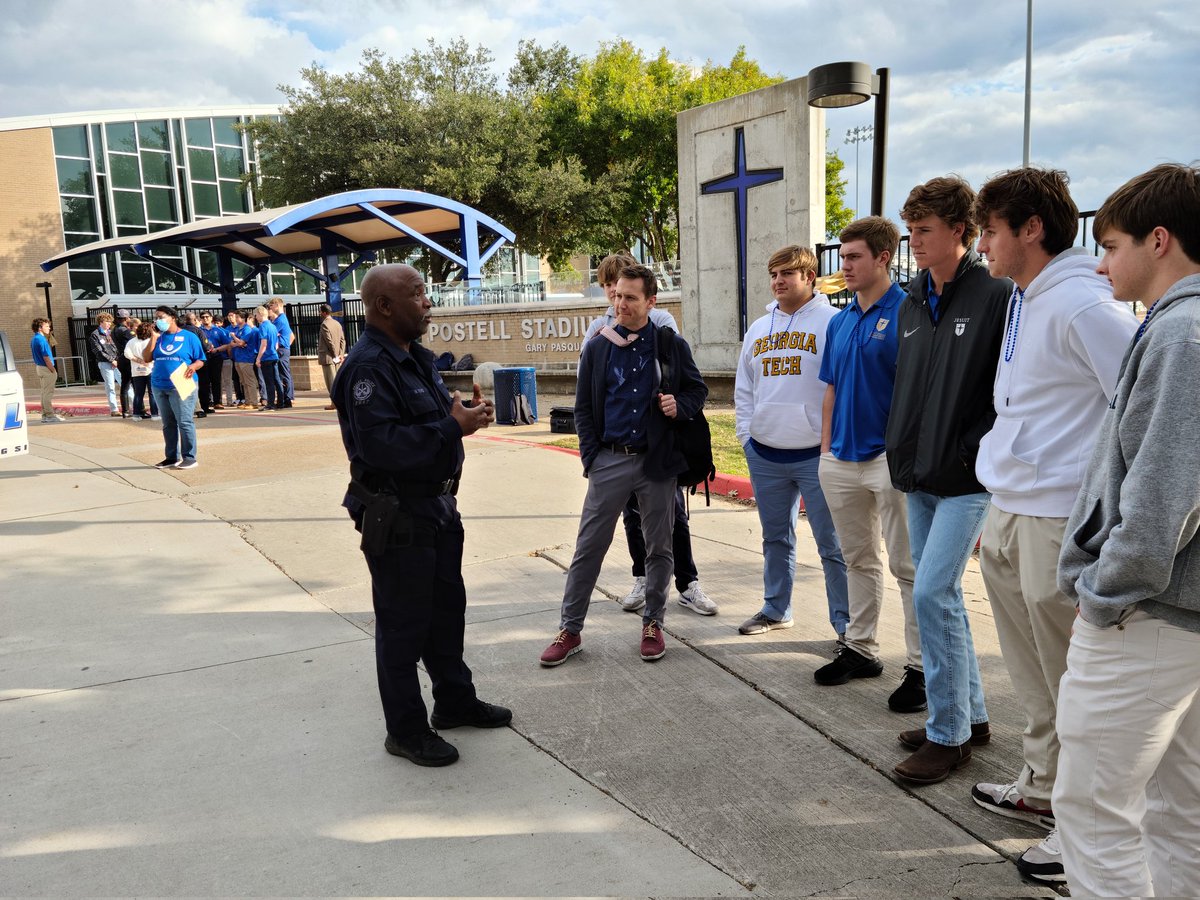 Jesuit HS students and administrators at 12345 Inwood Rd had additional questions after mock traffic stops regarding What to Do When Stopped by the Police. #sowingthegoodseeds #postiverelations <a href="/DPDChiefGarcia/">Eddie Garcia</a> @AShawDPD <a href="/DPDSalas/">Juan Salas</a> <a href="/bdwilsondpd/">Bridget Wilson-Jones</a>