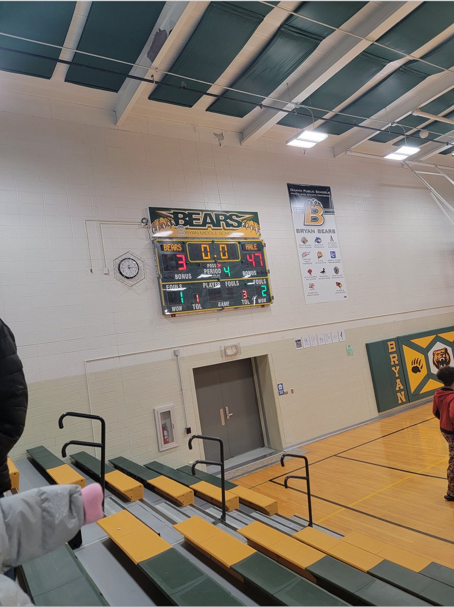 wesleykitt's tweet photo. 7th grade game in omaha Nebraska between Nathan hale middle n Bryan middle got ugly @espn @FirstTake https://t.co/4TDi2BgzAs