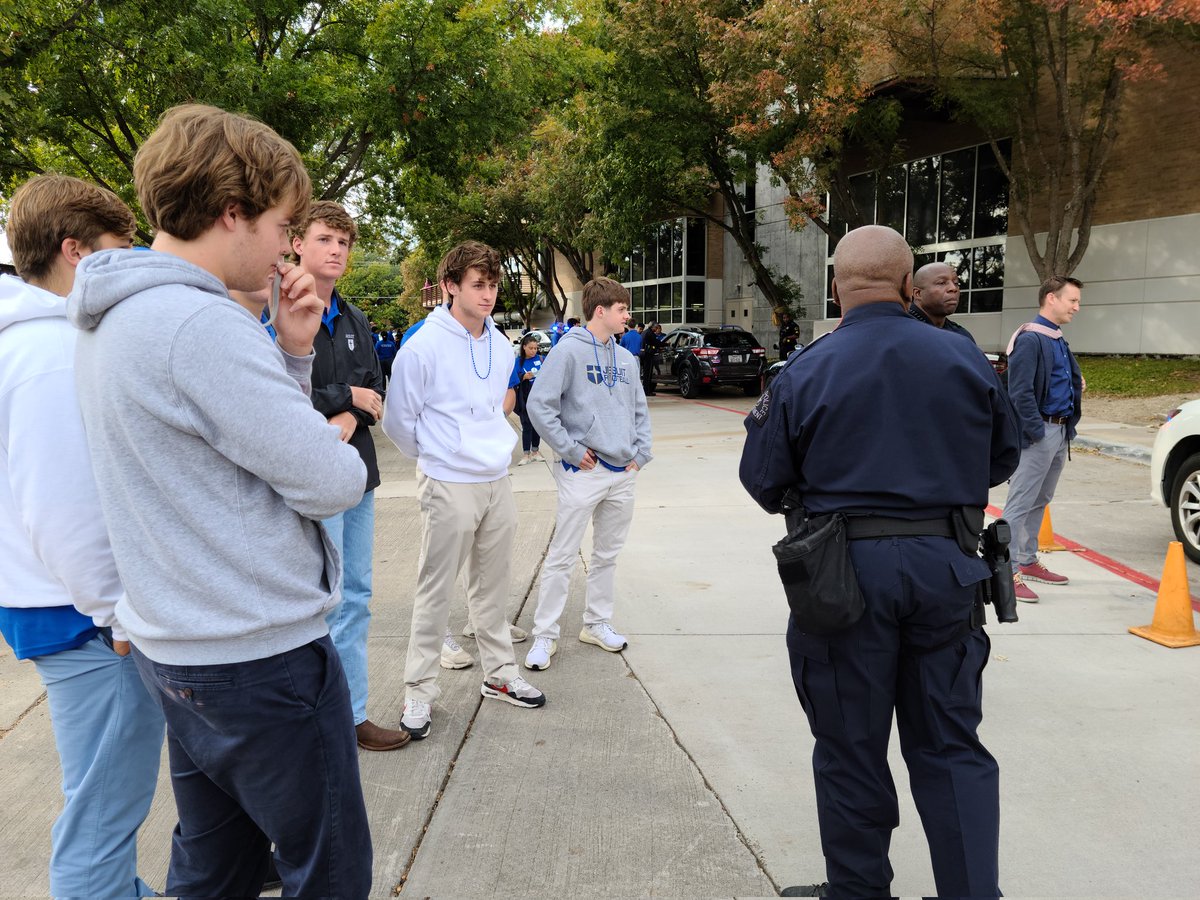 DPDJubileePark's tweet photo. Jesuit HS students and administrators at 12345 Inwood Rd had additional questions after mock traffic stops regarding What to Do When Stopped by the Police. #sowingthegoodseeds #postiverelations @DPDChiefGarcia @AShawDPD @DPDSalas @bdwilsondpd https://t.co/qDMDHrEo7s