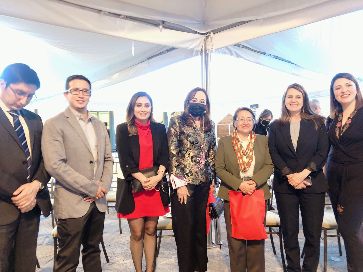 utpl's tweet photo. 🌎#SoyMásGlobal Dimos a conocer las opciones de #IntercambioVirtual de @GlobalCampUTPL con universidades de todo el mundo en la I Feria de Internacionalización Universitaria, en #Cuenca.
¡Nuevas oportunidades para estudiantes y profesionales en pro de la #MovilidadEstudiantil!🎓 https://t.co/hdKKvfOCPZ