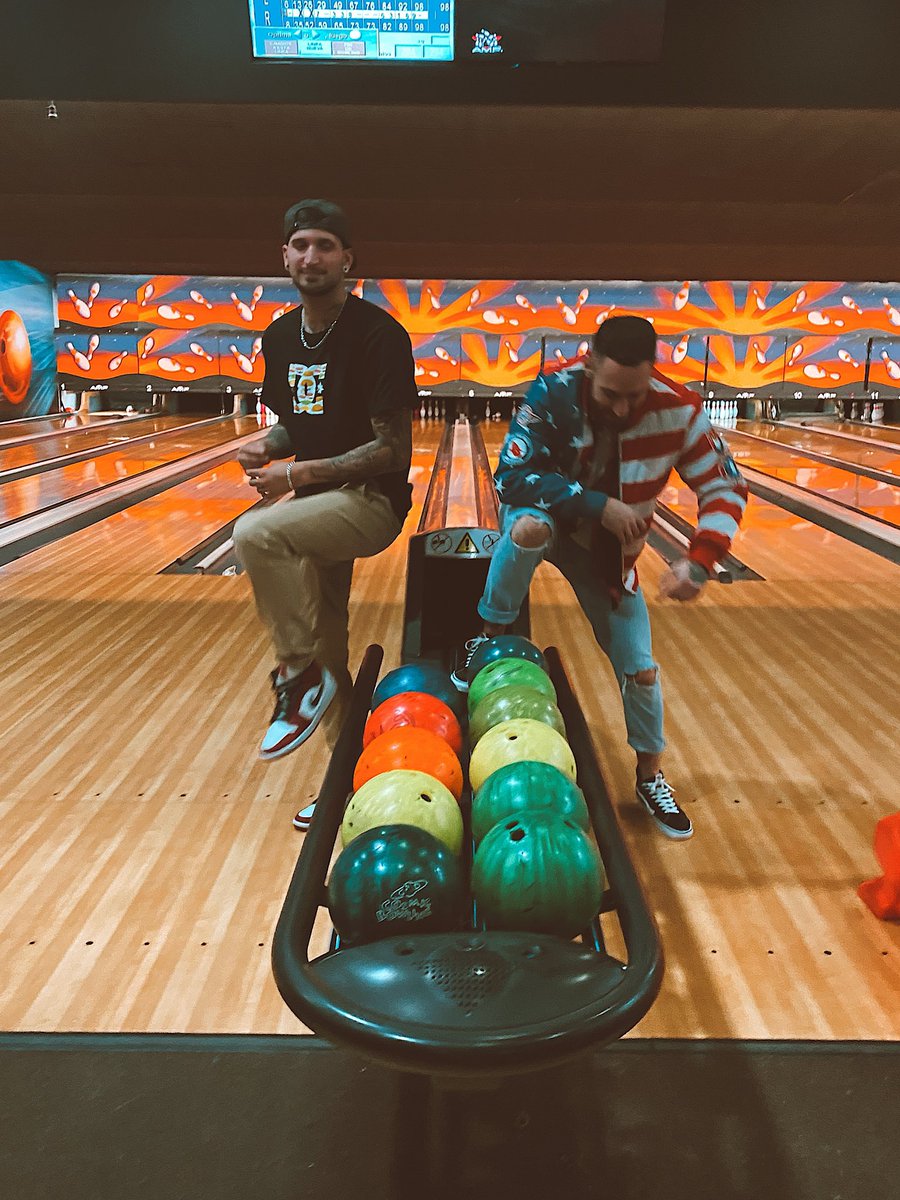 rubenthrax's tweet image. 2BOLOS MUY TONTOS🎳
@andreslerma10 @heroncityvalencia 
#heroncity #bolos #dostontosmuytontos #paterna #friends #valencia