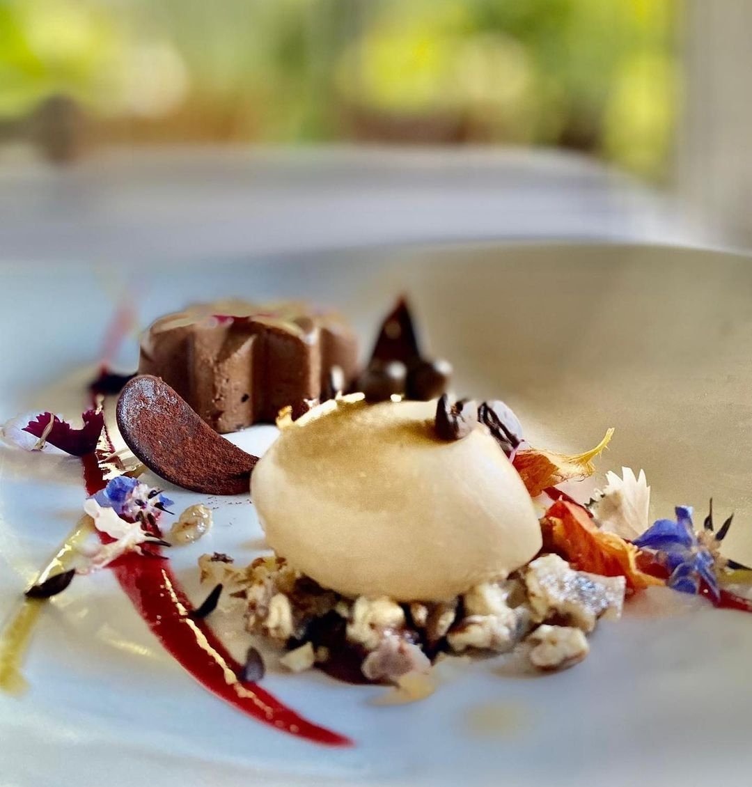 _floreal's tweet photo. Explosión de sabores !!!

Chocolate
Frutos Rojos
Avellanas
Café

Suave
Húmedo
Crocante
Aterciopelado 

Te lo imaginas ? Experimentando sabores, contrastes y texturas nuevas 

#florealrestaurante #postres #texturas #sabores #madeinuruguay #puntadeleste 
 
Amamos lo que hacemos ! https://t.co/ZRnXDM3l8r