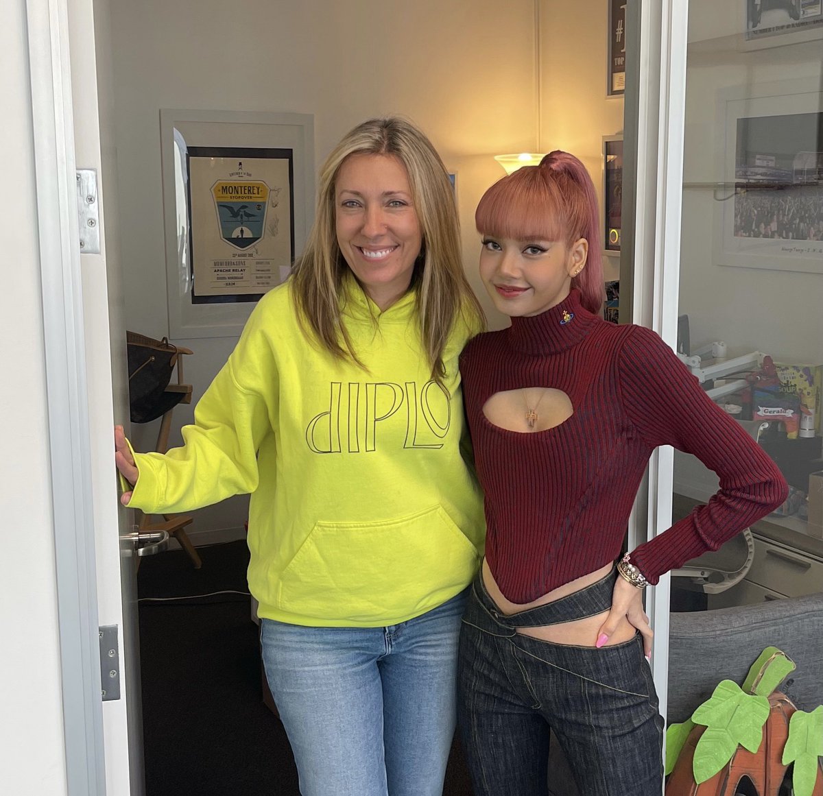 LISANATIONS_'s tweet photo. [IG] 211112 — @Wildbeata IG update with Lisa:

“@.lalalalisa_m is the BEST! Can’t wait for you guys to hear awesome interview wt @JoJoWright @1027KIISFM”

🔗 https://t.co/XKRvRVpqbP

블랙핑크 리사 #LISA #리사 #BLACKPINK #블랙핑크 #LALISA @BLACKPINK https://t.co/eDOpr6VH4D
