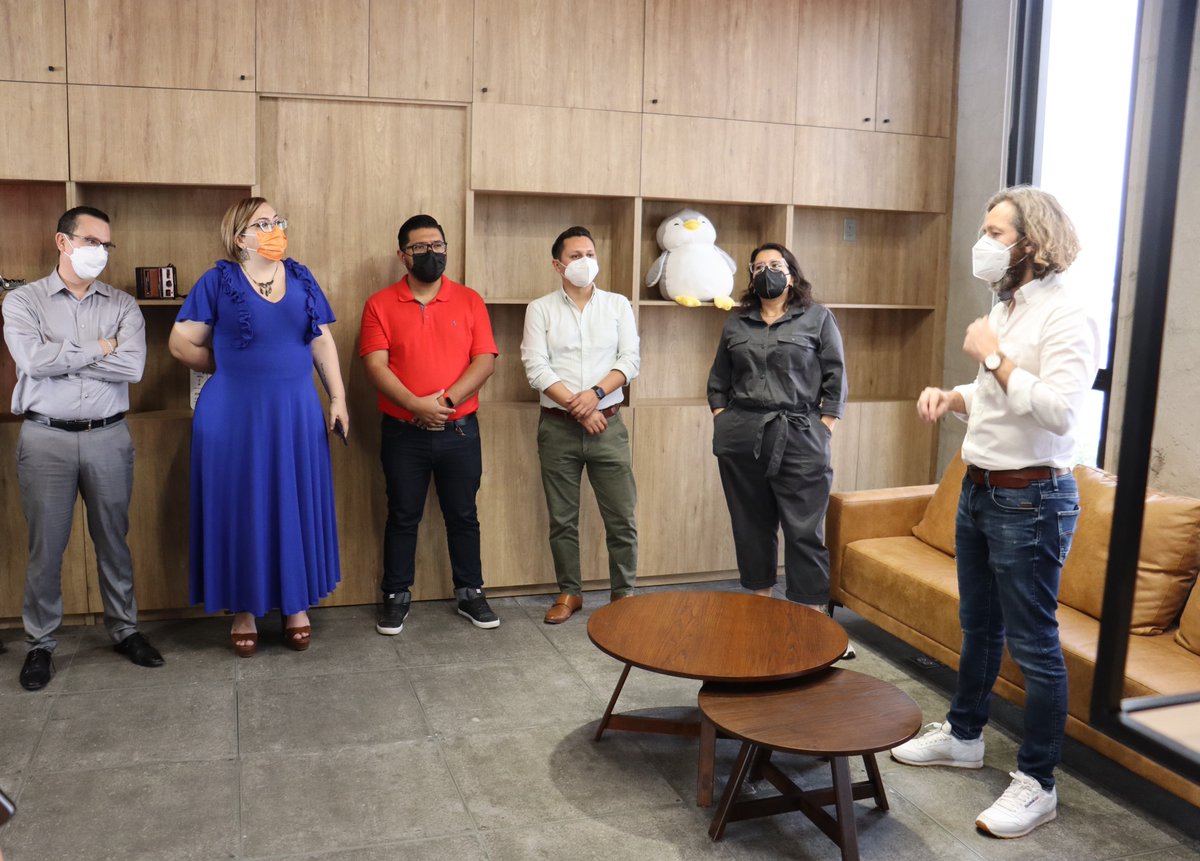 RafaCazares's tweet photo. Agradezco a @nadia_mireles por haberme invitado y al equipo de #Ool y #MangoFilms por recibirnos y permitirnos iniciar esta sinergia que beneficiara a los alumnos de la @udg_oficial y como aprendimos con ellos, si vas a hacer algo #HazloChingón https://t.co/w0jG928gHK