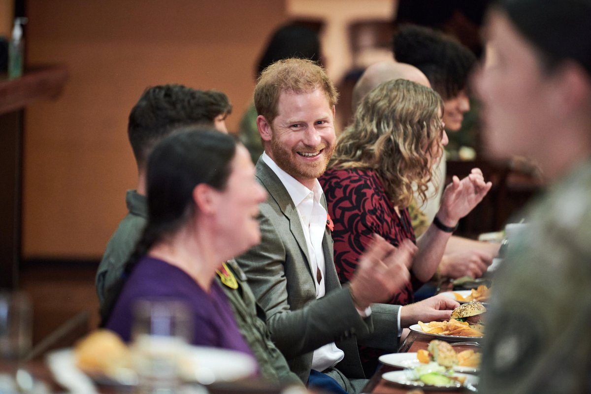 scobie's tweet photo. On #VeteransDay, the Sussexes visited service members (from all six branches of the military) and their spouses at Joint Base McGuire-Dix-Lakehurst in New Jersey. A rep says the group discussed mental health, the value of community and living a life of service.

📷: Lee Morgan https://t.co/9JpBsSUW5Z