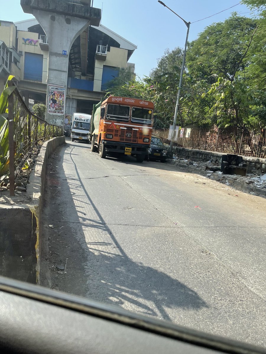 Chitrariyer's tweet photo. Jamming traffic without any concern for the public #BMC #Municipality #TrafficPolice https://t.co/1EFOOVy1u2