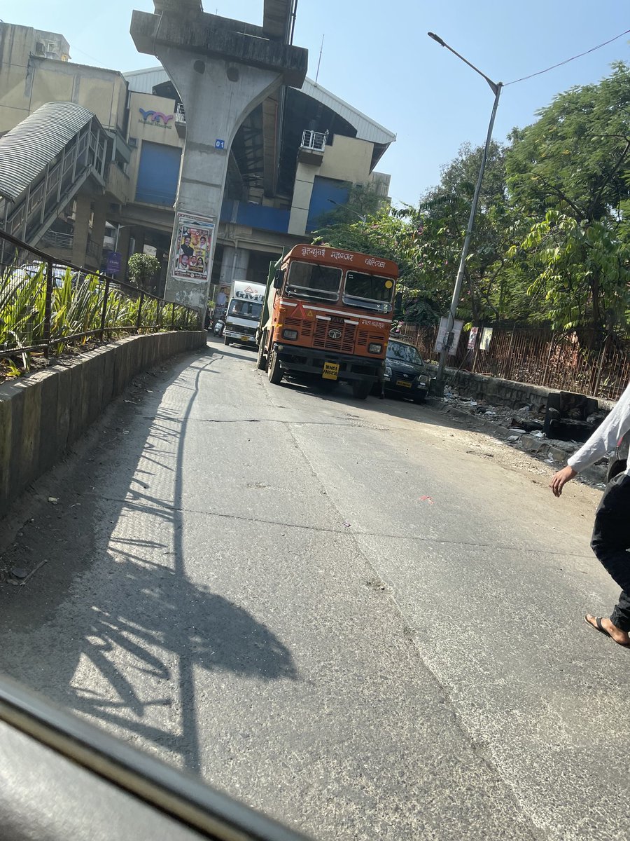 Chitrariyer's tweet photo. Jamming traffic without any concern for the public #BMC #Municipality #TrafficPolice https://t.co/1EFOOVy1u2