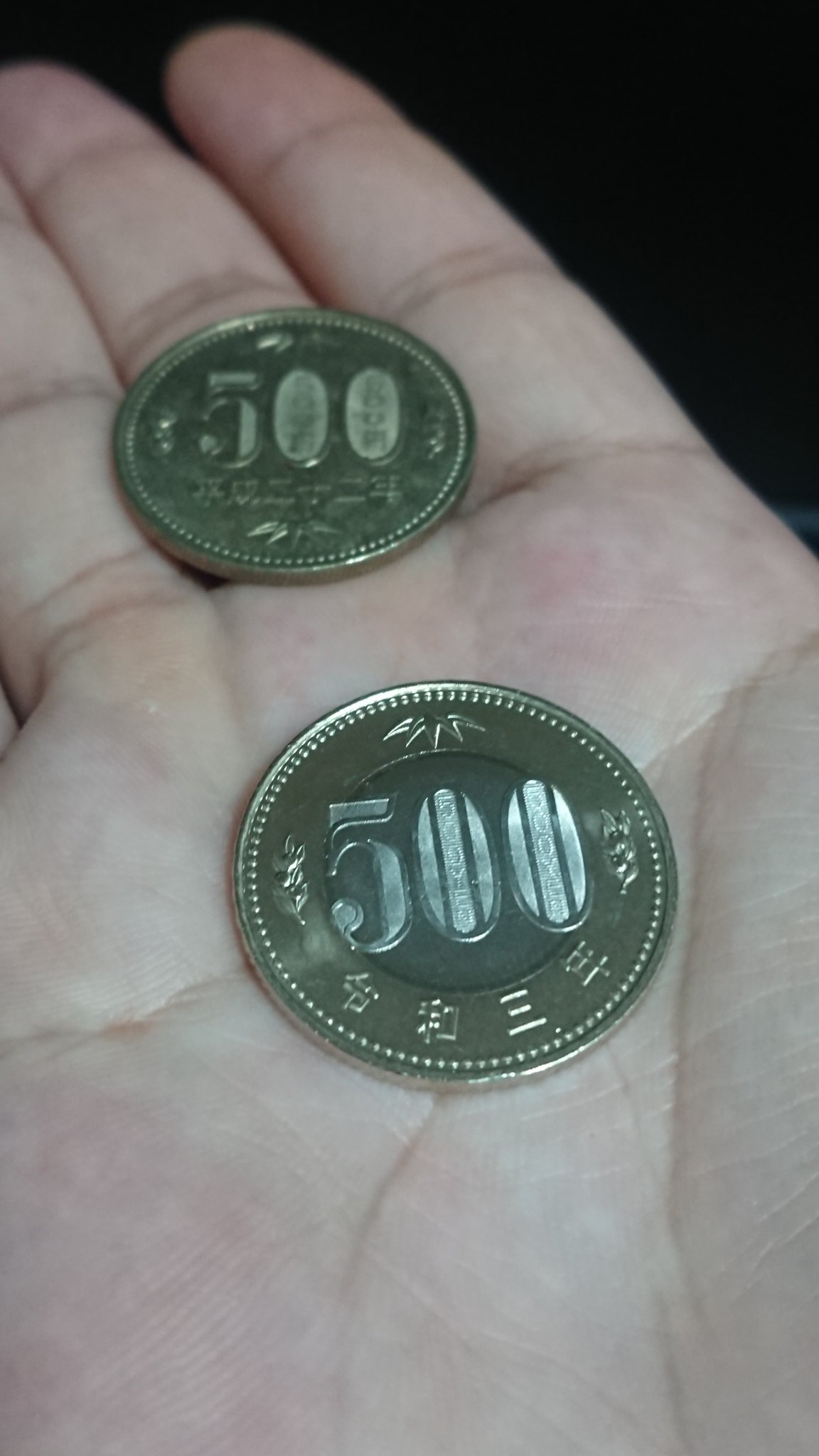 プレハブ 家に帰ってからマジマジと観察 0の真ん中 の部分が 500yen 表記に変わってたり 側面のローレット加工が一定じゃなくて複雑になってたりと 色々と変更点は多そう 確かにこれは使えない券売機あるわな T Co Ihcvog0ph9 Twitter