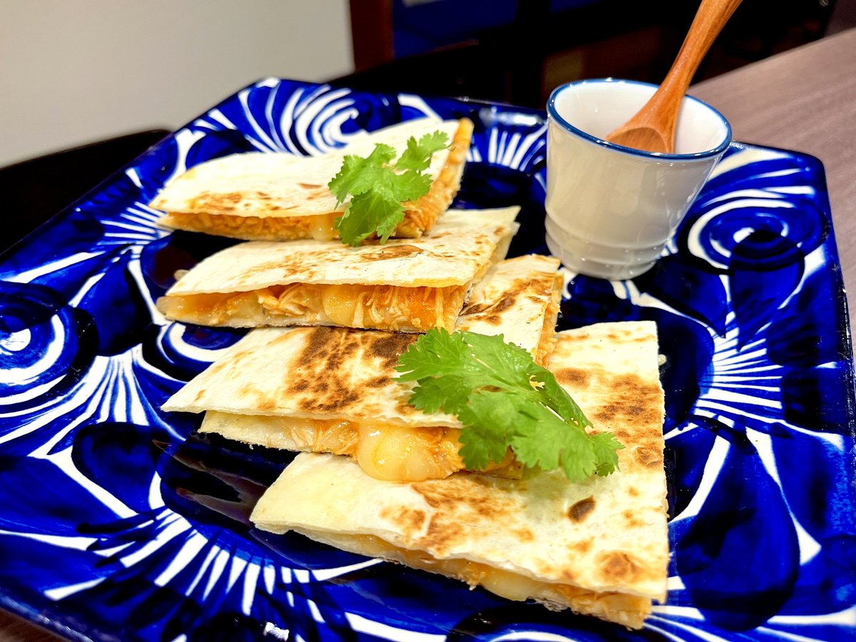 TaquitoJapan's tweet photo. チキンケサディーヤ
Quesadilla de pollo

ディナー&amp;テイクアウトメニュー

トマトとオニオンで煮込んだチキンとチーズを挟んだケサディーヤはたまらない

お子様の人気な１品でもあります

是非、ご来店の際お試しください
@TaquitoJapan https://t.co/sYEK6mvNGL