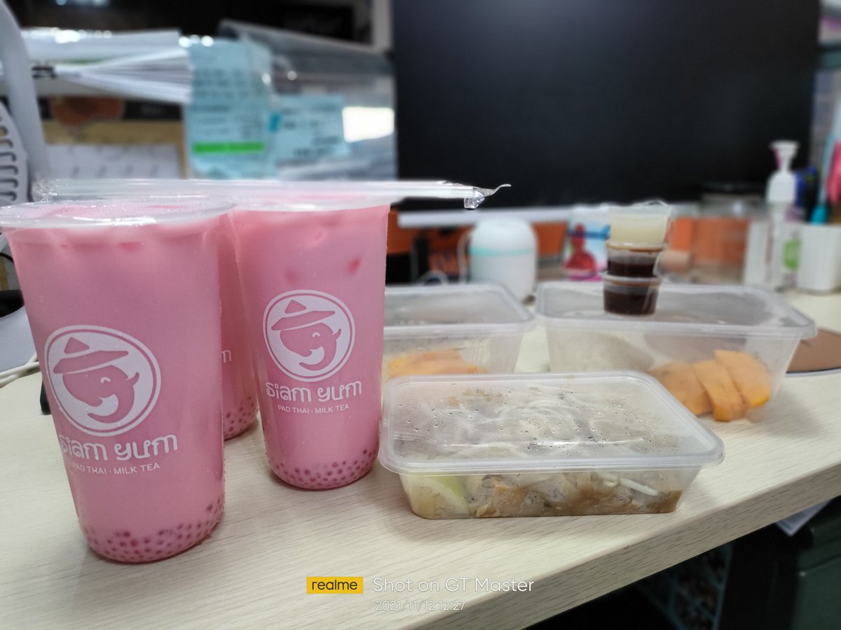 ManilaEDGER's tweet photo. enjoyin' our lunch @siam_yum 🙏 #pinkmilk #padthai #stickymango https://t.co/pwzS01BV1P