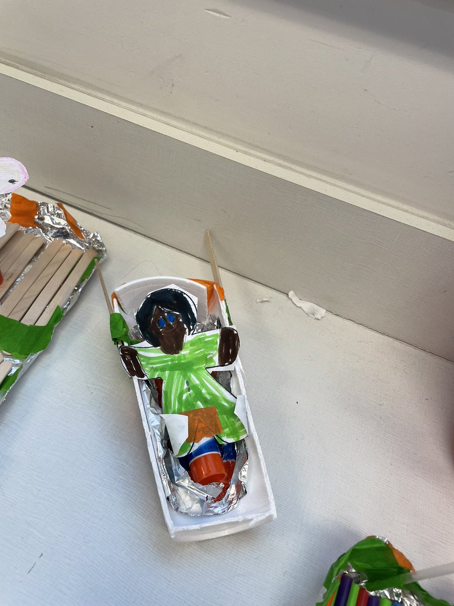 LoriGarza24's tweet photo. @Neff_ES Mrs Garza’s scholars ready to get Gingerbread boy across the river @LNeffes #HISDScience https://t.co/TeXaos1fkh