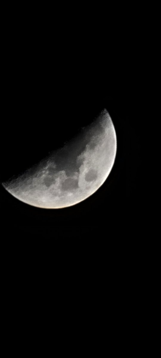 Kingbee01's tweet photo. The moon is friend for the lonesome to talk to. https://t.co/l8ttCa9ixI
