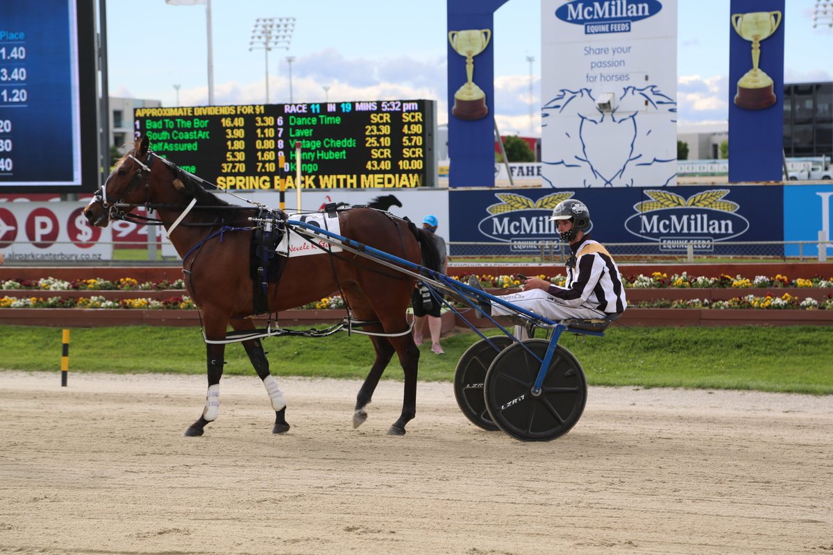 HarnessRacingNZ's tweet photo. BETTOR TALK ART leads all the way in the hands of driver Robbie Close to take out the Listed Nevele R Sires Stakes Southern Classic in a fast time at Addington Raceway!
The three-year-old filly is trained by Regan Todd and adds another feature win to her tally!
#featureracing https://t.co/f1y7BU5UaU