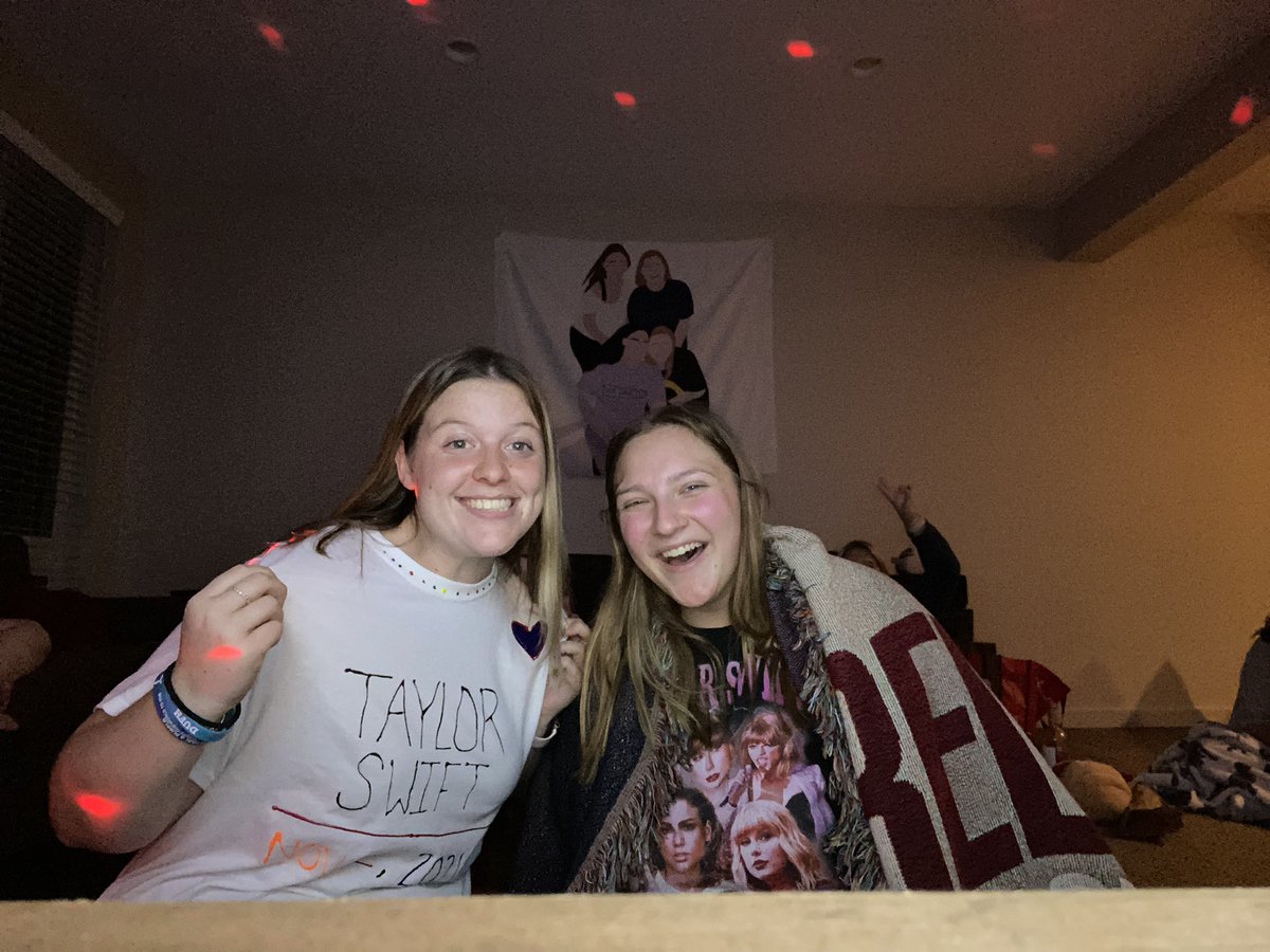 EmilyTauch's tweet photo. @taylornation13 LESS THAN 13 MINUTES!!!!!! We’re so excited!!! 😍😍😍😍😍 #AllTooWellTenMinuteVersion #RedTaylorsVersion #ItsRedSeason #AllTooWell #RedTaylorsVersionTONIGHT !!!!!!!! @taylorswift13 https://t.co/LecFqjhGcz