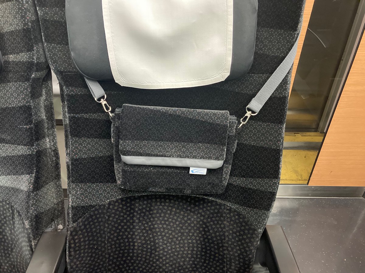このE657系座席生地クラッチバッグ、JREMALL店で販売中。。。おススメ