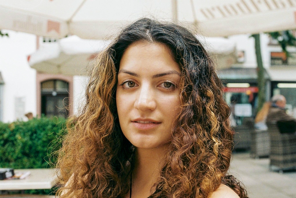 mona_shani's tweet photo. "Don't touch my hair
When it's the feelings I wear
Don't touch my soul
When it's the rhythm I know" ✨🖤

#kodakprofessional #kodakprofessional_europe #filmfeed #35mm #35mmportrait #filmwave #womenwhoshootfilm #shootfilmmag #thedaily35mm https://t.co/hZJDRMmFu2