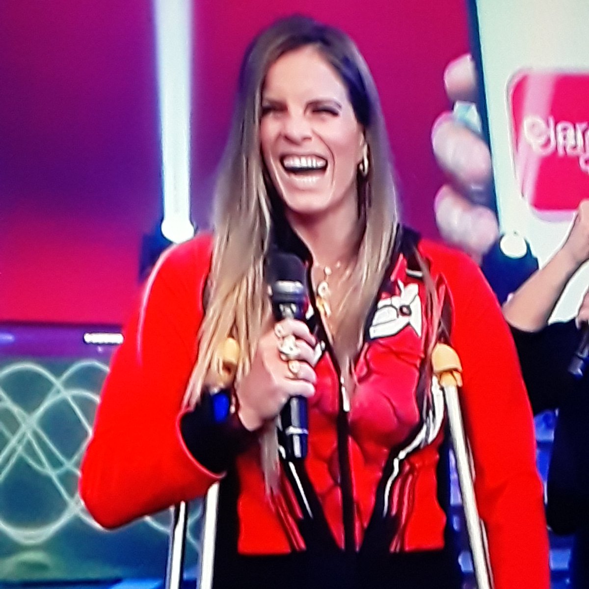 RosaRosymar's tweet photo. #eegperuvspuertorico Super Feliz 😭😭😭 que emoción ver entrar a mi Reinita hermosa @estoesguerra_tv #AleBForever 💞💚❤💛💙 @AleBaigorria1 bella 👏👏👏🌹 https://t.co/v4rShc292K