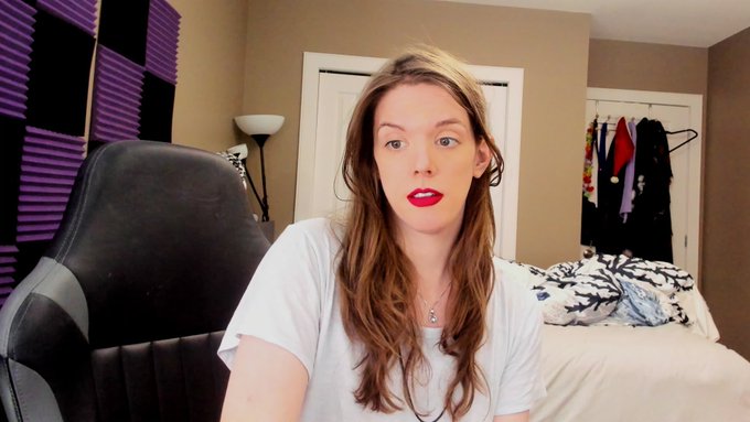 Have a selfy, got my nails done. Chill show tonight? https://t.co/FEVZvpudzN