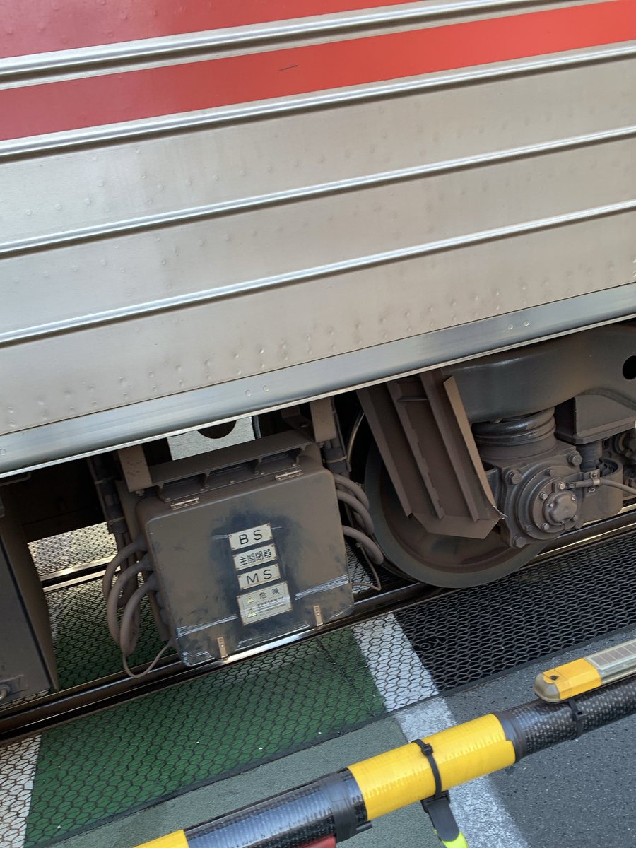 KapuaBlue's tweet photo. 大井町線、動いてない。九品仏駅すぐの踏切では脱線していて、自由が丘方面の踏切で車がブルーシートかけられてた。

とりあえずテレビのヘリコプターごうるさい

#九品仏 #自由が丘 #大井町線 https://t.co/jGAh4Hv8fd