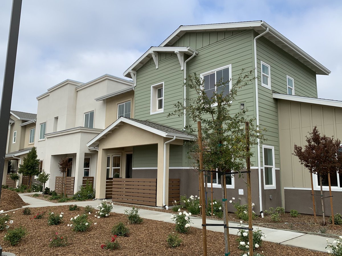 DaleYurongABC30's tweet image. A massive apartment complex - 492 units - is going up at Friant and Copper in NE Fresno. The Lark will offer these townhomes and apartments #HousingWatch #Liveat6