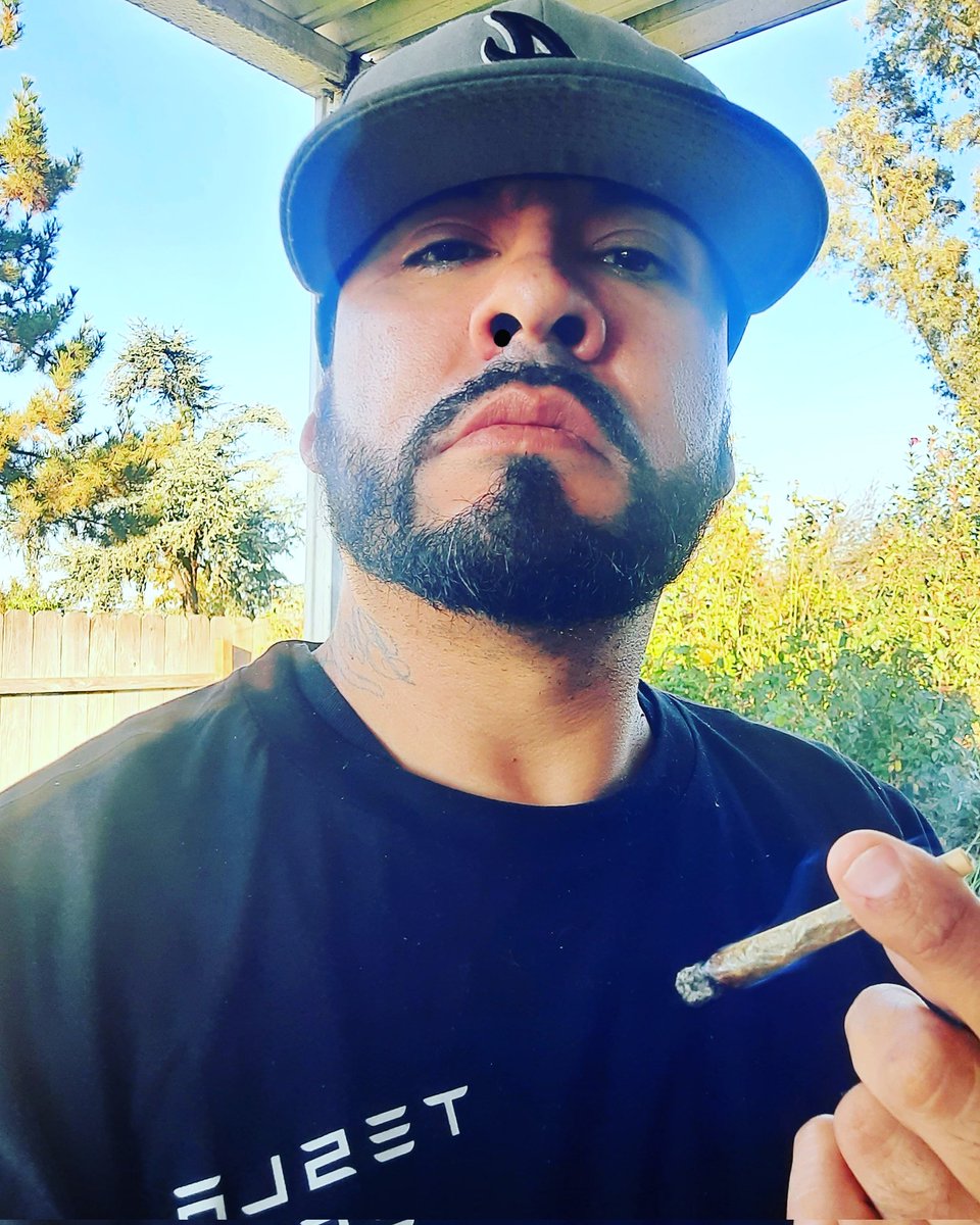 artiebacardii's tweet photo. @frannyjuana Smoke On ๐ฃ๐จ๐จ #purpleflower #rawcone https://t.co/ofTQATbpJL