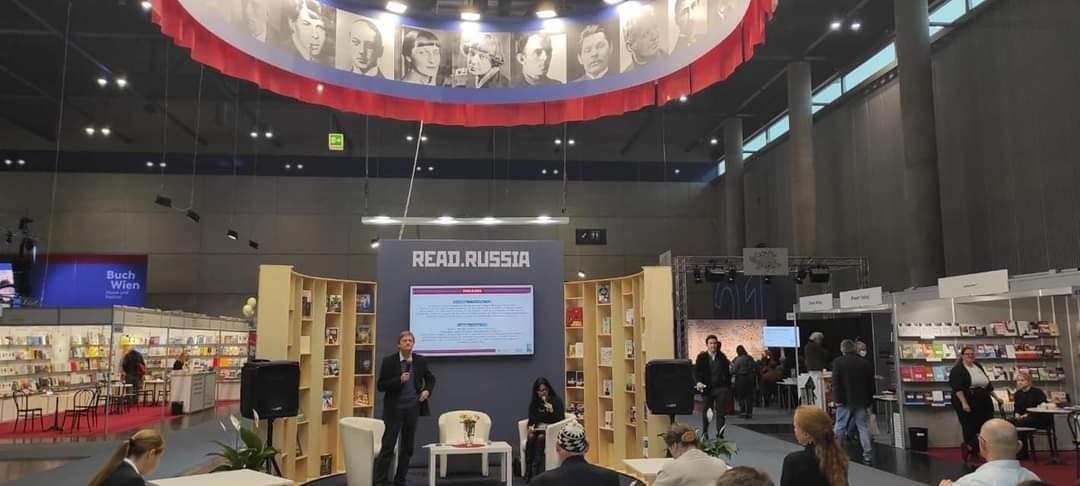 Institut_transl's tweet photo. Evgeny Reznichenko, our director at the Institute for Literary Translation,  talking about the work we do at the Russian stand of the Vienna Book Fair 2021
#ВенскаяКнижнаяЯрмарка2021
#buchwien21 
#GastlandRussland https://t.co/ZyOCe9DSDf