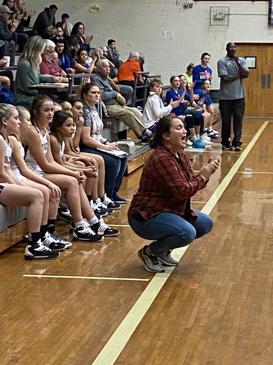 LharrisonLeslie's tweet photo. The ♥️ of the Dragon Nation always encouraging from the sidelines…we will do the same for you!  We love you Coach Kelsey! @DCS_TN @DMSDragons https://t.co/Qb3J07uvOU