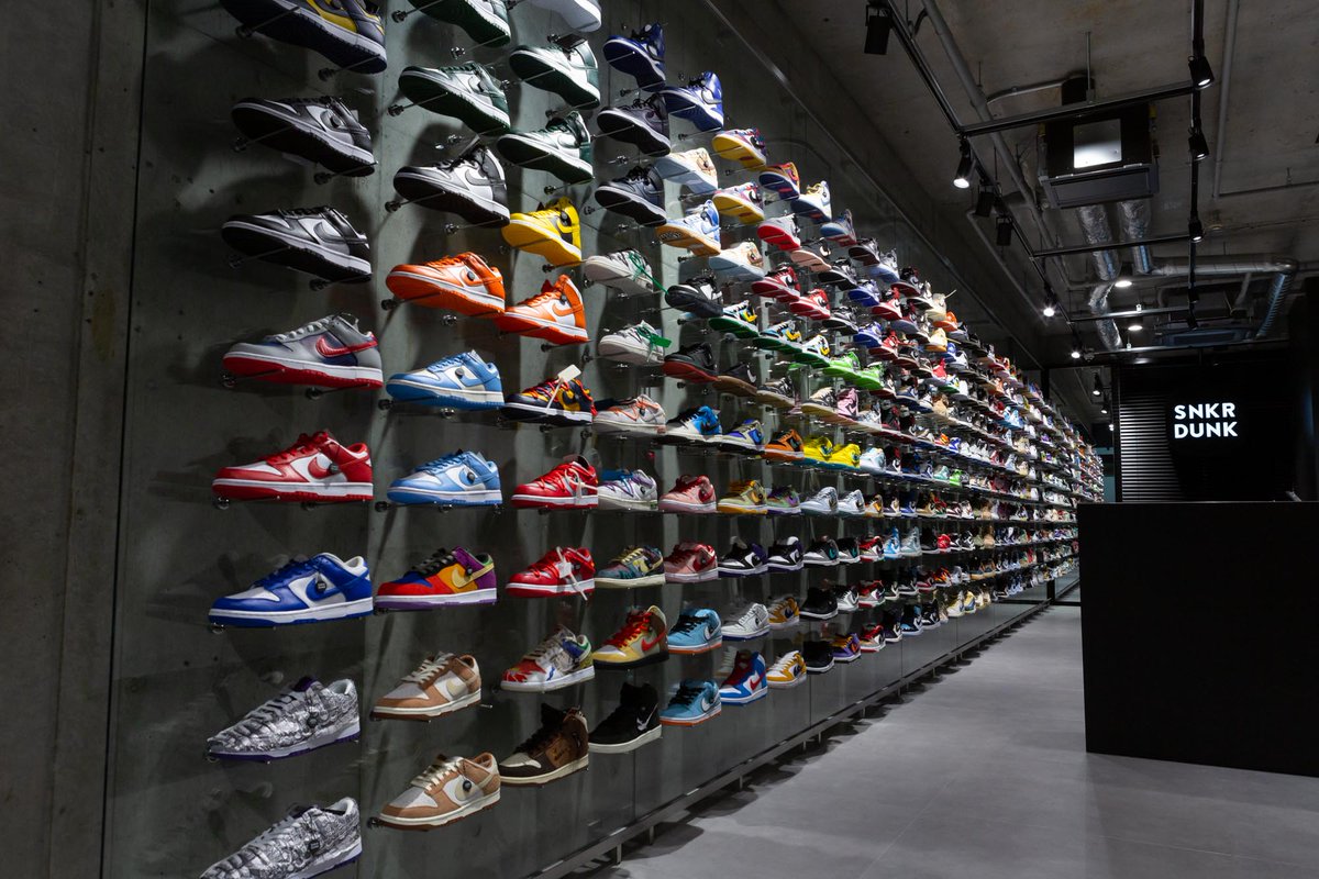 fashionsnap's tweet photo. スニーカーダンク初の直営店が原宿にオープン。人気モデルが定価で買えるイベント開催。 https://t.co/dbs39ZIGqL https://t.co/RY2wM1d4PO