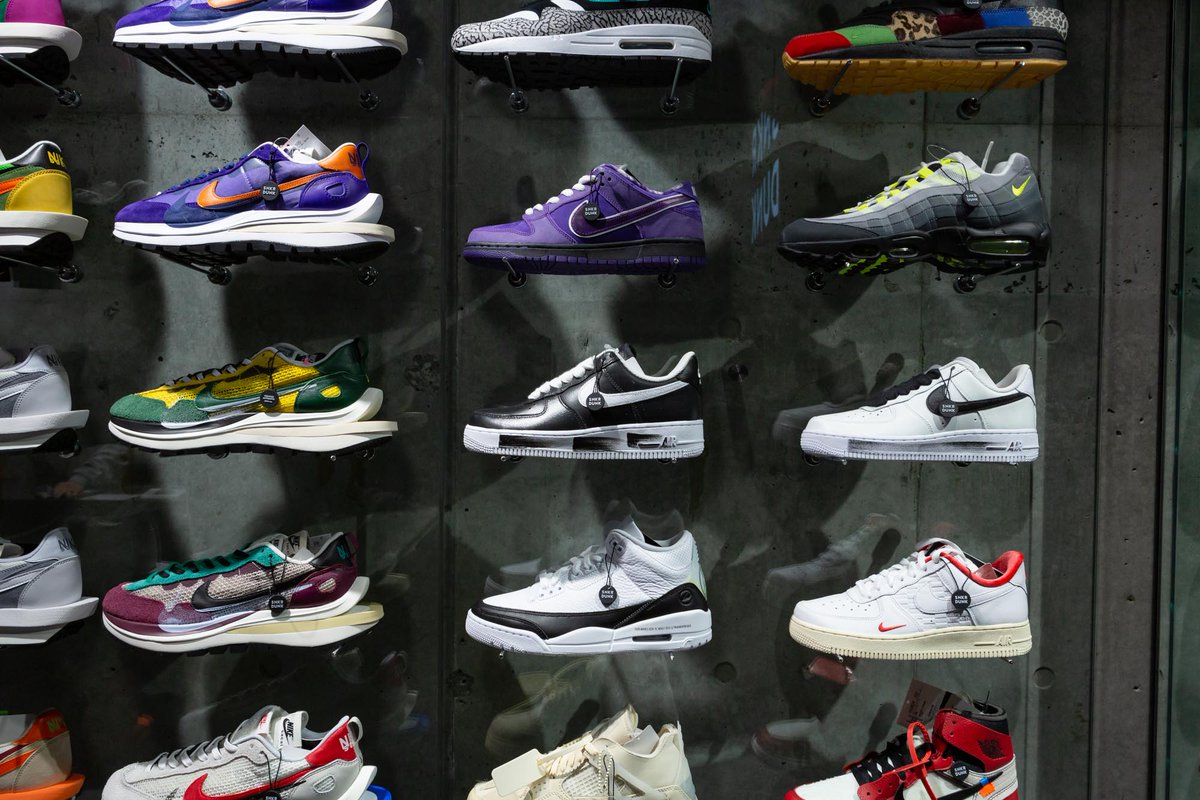 fashionsnap's tweet photo. スニーカーダンク初の直営店が原宿にオープン。人気モデルが定価で買えるイベント開催。 https://t.co/dbs39ZIGqL https://t.co/RY2wM1d4PO