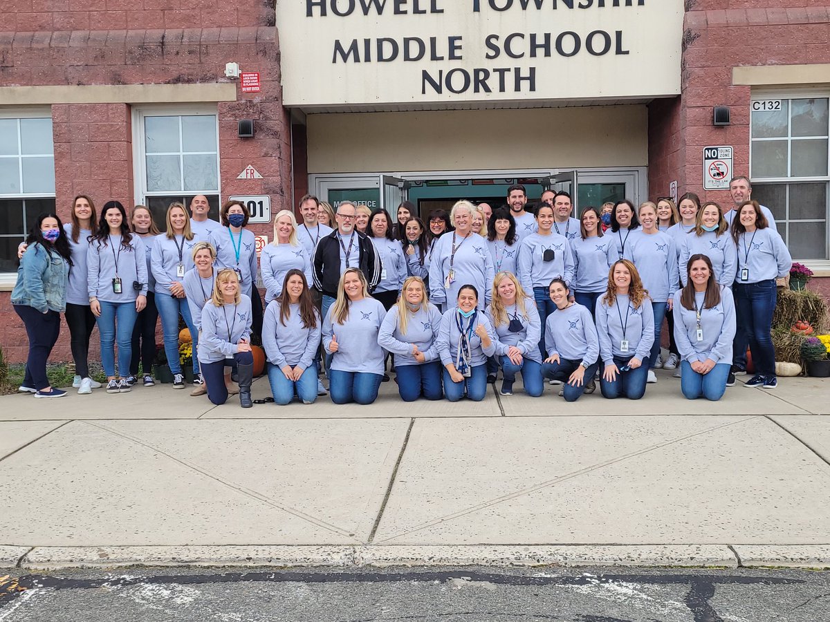 HowellTwpMSN's tweet photo. Celebrating Twin Day today for Kindness Week!  #HTPSLearnerSuccess #HTPSSEL #HornetSpiritHowellPride https://t.co/mU2hWmqg2h