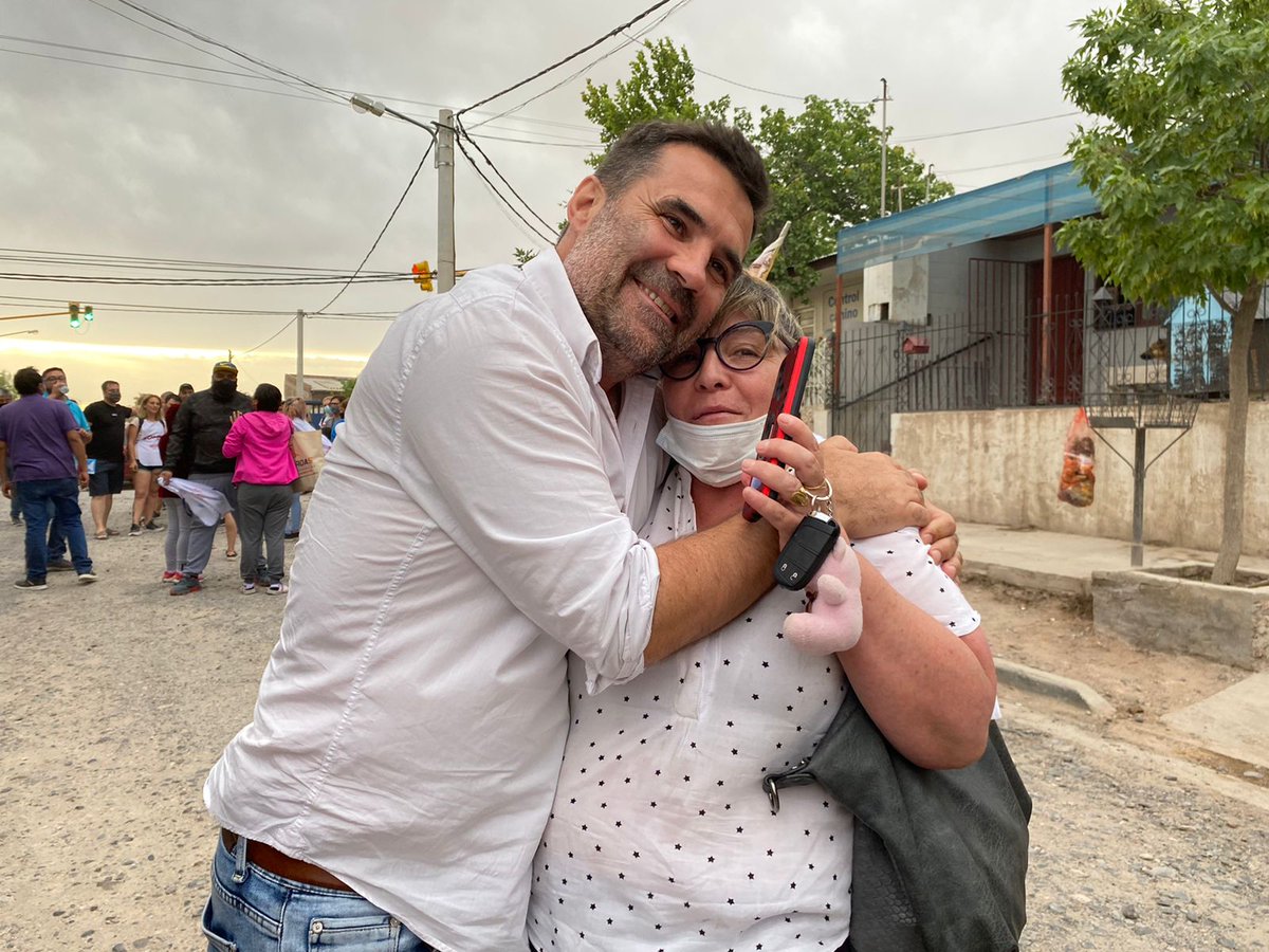 dariomartinezpj's tweet photo. Muy contento y emocionado por este segundo tramo de la campaña en el que pudimos #VolverAVernos ❤️✌️ y acercar nuestras propuestas a cada vecino y vecina.

Con toda esa energía y fuerza neuquina, el domingo votamos 🗳️ a @bertoldi_tanya, @BetoVivero y @AsuncionmirasT. https://t.co/hMOoJw5cp0