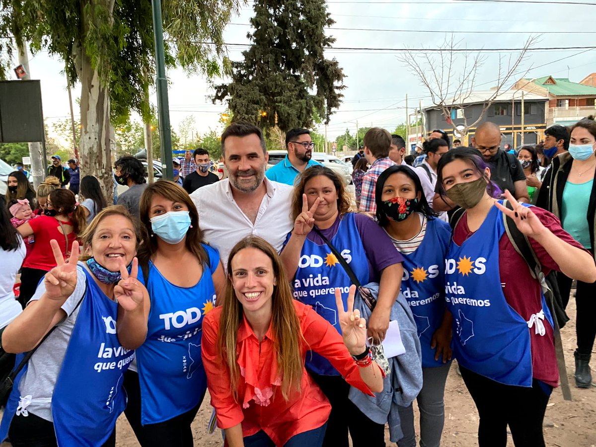 dariomartinezpj's tweet photo. Muy contento y emocionado por este segundo tramo de la campaña en el que pudimos #VolverAVernos ❤️✌️ y acercar nuestras propuestas a cada vecino y vecina.

Con toda esa energía y fuerza neuquina, el domingo votamos 🗳️ a @bertoldi_tanya, @BetoVivero y @AsuncionmirasT. https://t.co/hMOoJw5cp0