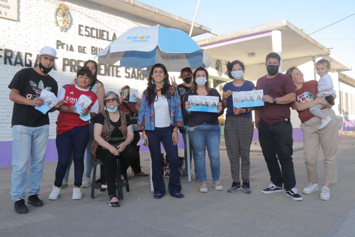 LetiGuerrero021's tweet photo. Última tarde de campaña abrazando a les compañeres que dejaron todo para salir a cada barrio a escuchar a nuestros vecinos y vecinas, y contarles nuestra propuestas. https://t.co/6e1zvPdI9q