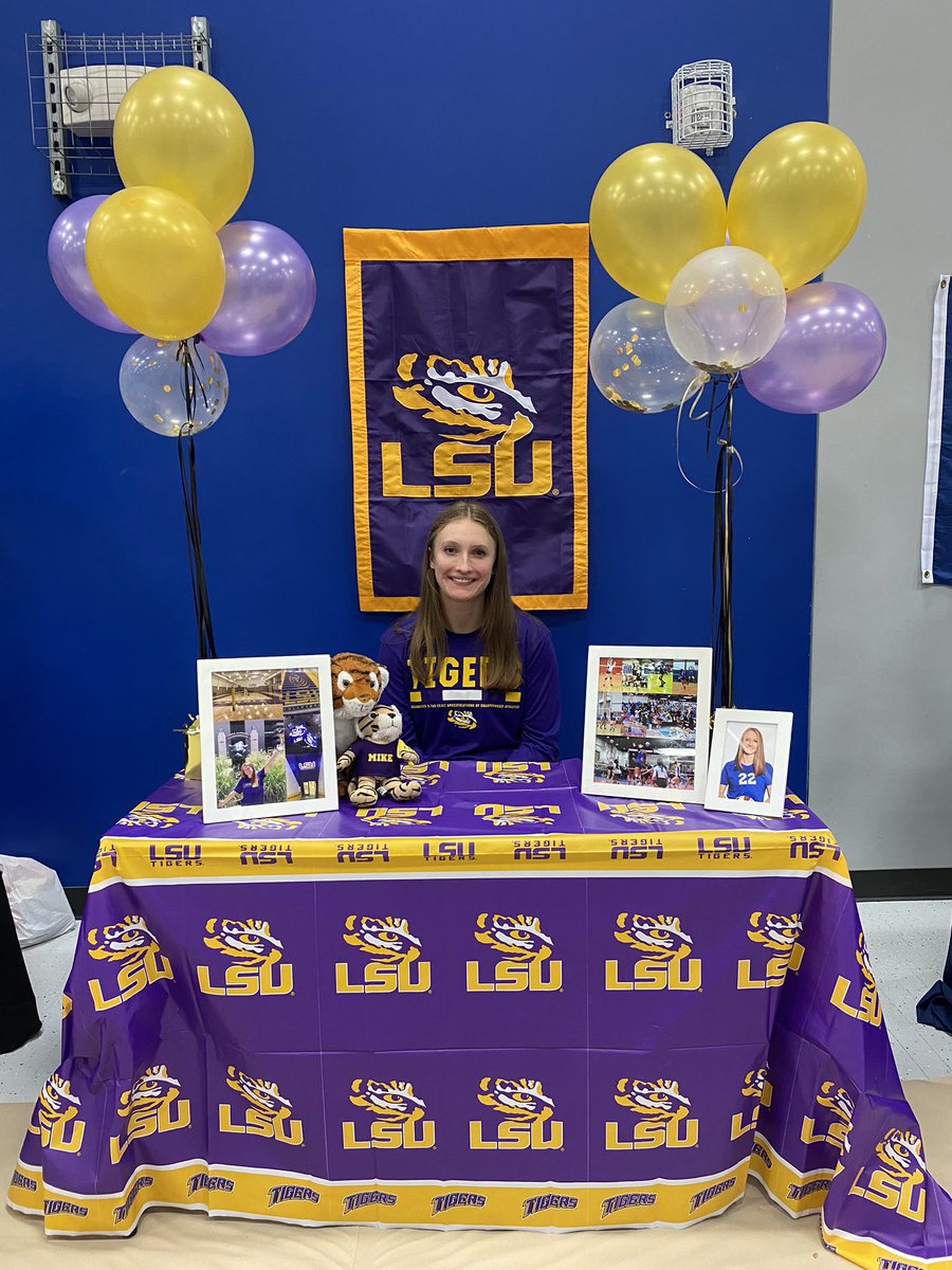 Congrats to Maddie Waak [18 Royal] on signing with Louisiana State University! #weareskyline #outwork