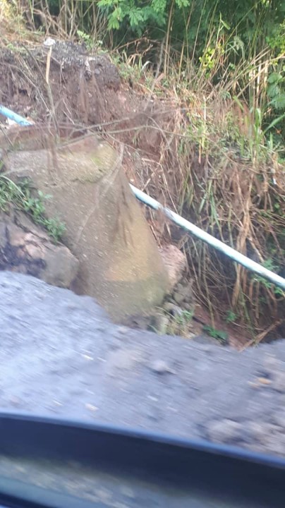 JorgeArrietaFM's tweet photo. Debe atenderse con carácter de urgencia el paso entre Sabaneta- Trasandina -Arjona/Cuesta los Molina/Gallardín. Al menos tres puntos son considerados como críticos. En la imagen, foto de las condiciones de la vía al puente angosto de la Trasandina de la zona. Es imprescindible. https://t.co/fpaIBQAzBb